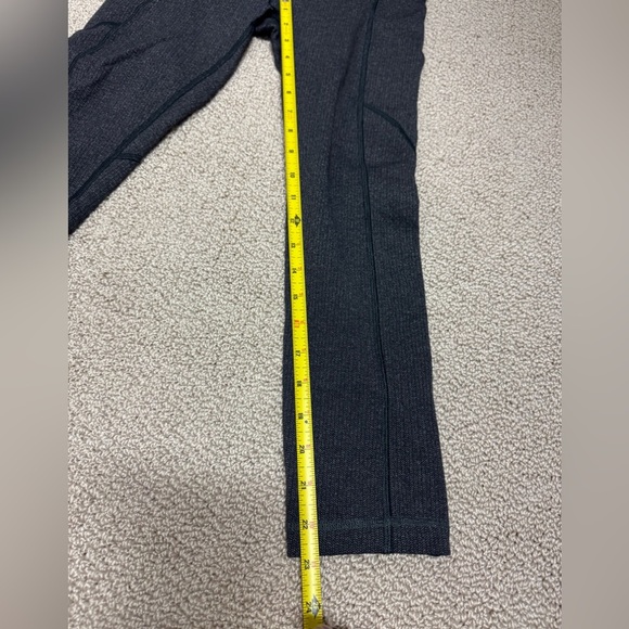 LULULEMON EUC SIZE 4 BLACK/GREY CHEVRON LEGGINGS - Picture 2 of 4